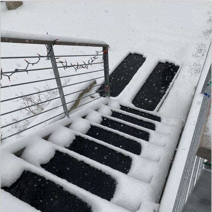 Снеготаяние на ступенях